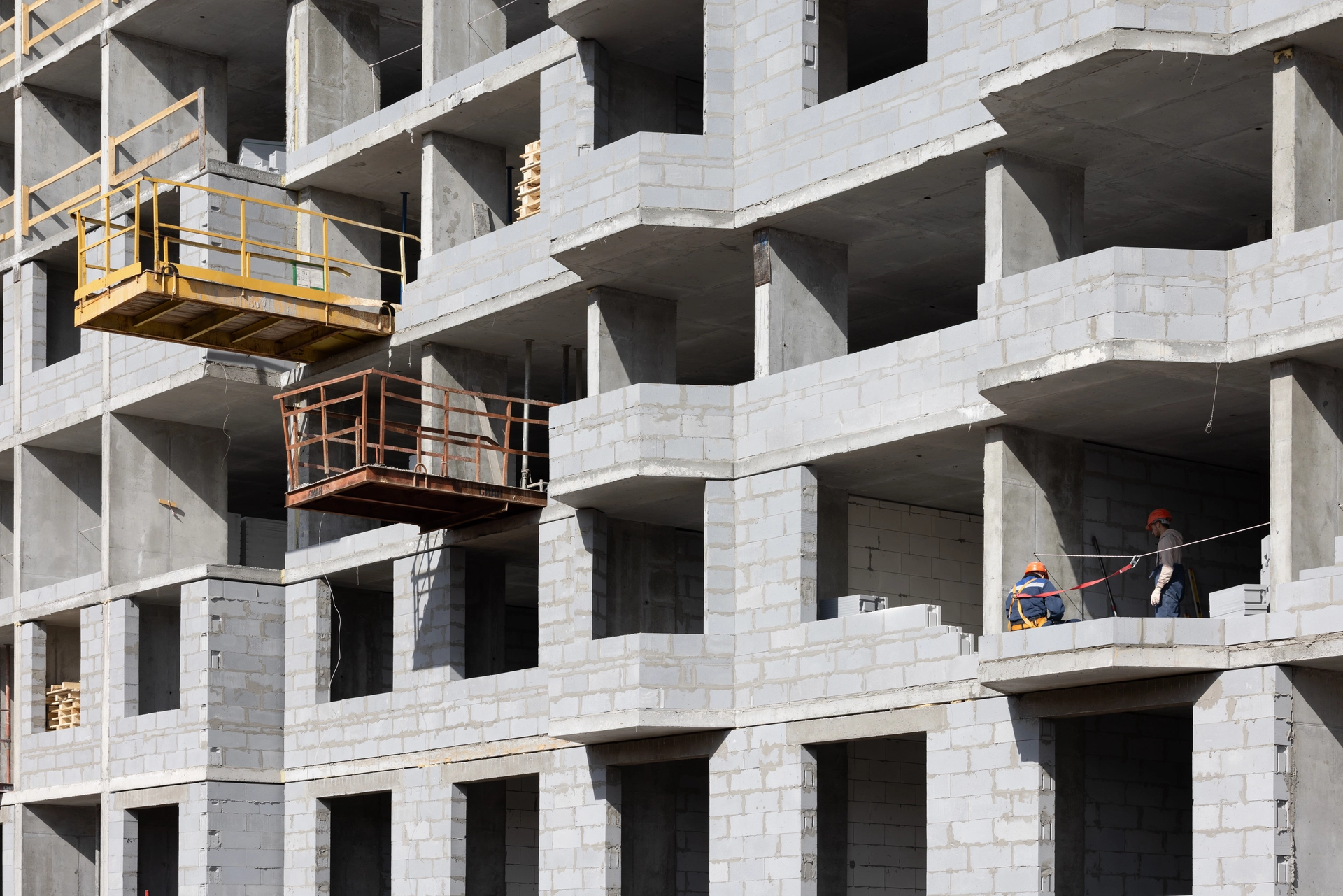 Парк Победы

6 секция второго дома

установили плиту перекрытия над 10 этажом
выполняем кладку стен на 1–5 этажах
проводим электромонтажные работы на 2 и 3 этажах

7 секция второго дома

возвели стены 13 этажа
завершили кладку стен на уровне кладовых, выполняем её на 1–5 этажах
проводим электромонтажные работы на 2 и 3 этажах

Паркинг

возводим стены на −2 этаже

Фотография загружена 1 апреля 2026 года.