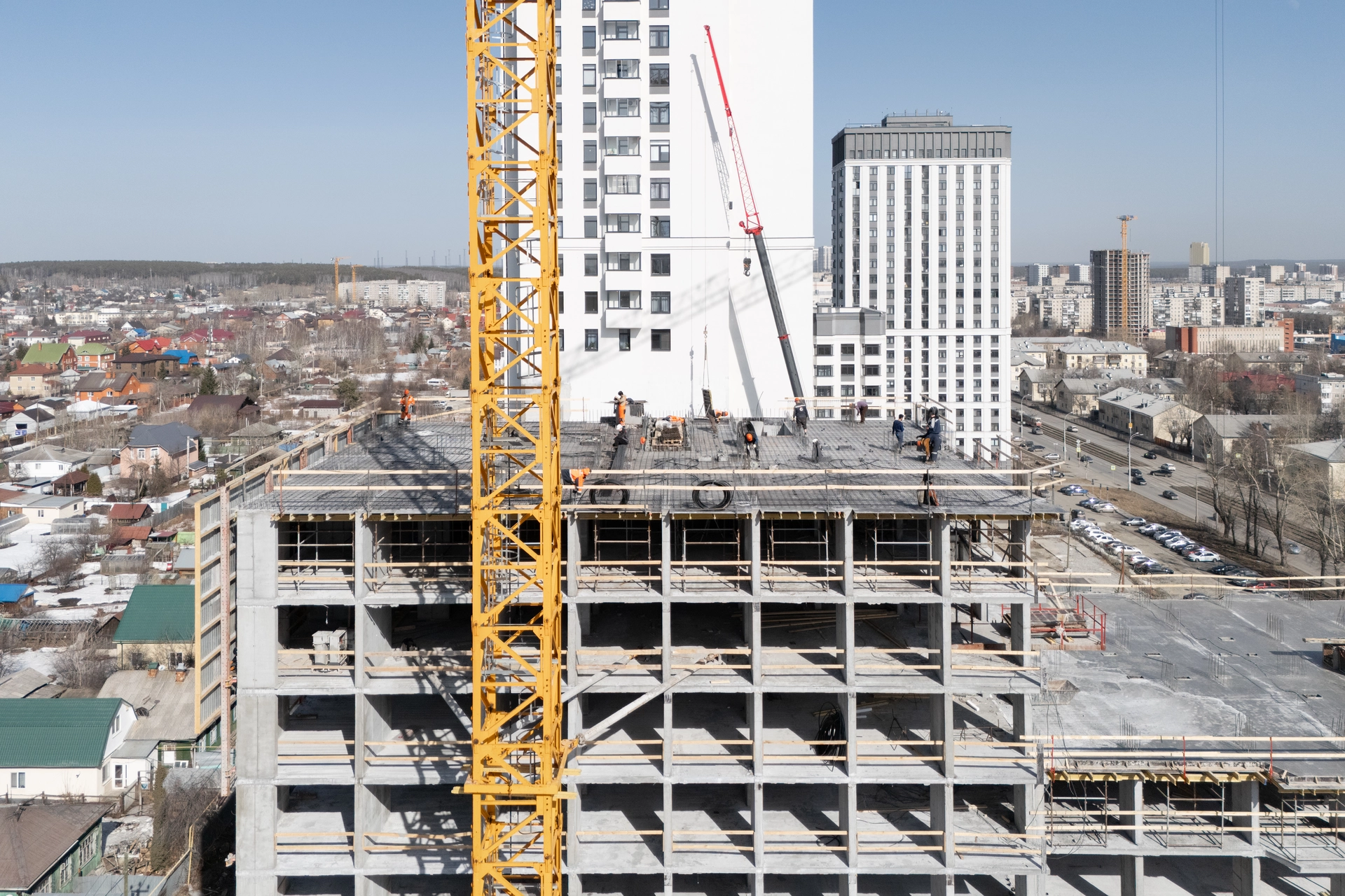 Парк Победы

6 секция второго дома

установили плиту перекрытия над 10 этажом
выполняем кладку стен на 1–5 этажах
проводим электромонтажные работы на 2 и 3 этажах

7 секция второго дома

возвели стены 13 этажа
завершили кладку стен на уровне кладовых, выполняем её на 1–5 этажах
проводим электромонтажные работы на 2 и 3 этажах

Паркинг

возводим стены на −2 этаже

Фотография загружена 1 апреля 2026 года.