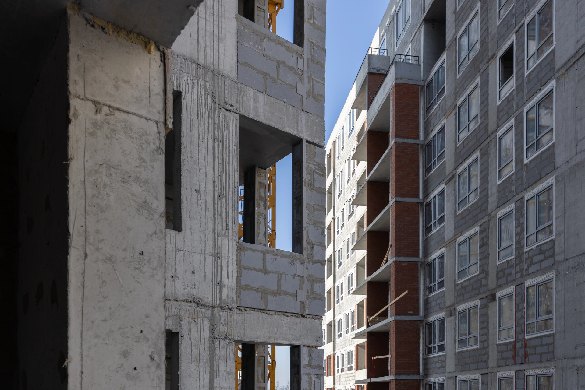 Малевич
1 секция шестого дома
завершили кровельные работы
поставили окна до 8 этажа
начали устройство насосных станций водоснабжения
приступили к установке индивидуального теплового пункта
Двор
демонтируем башенный кран
Фотография загружена 1 марта 2026 года.