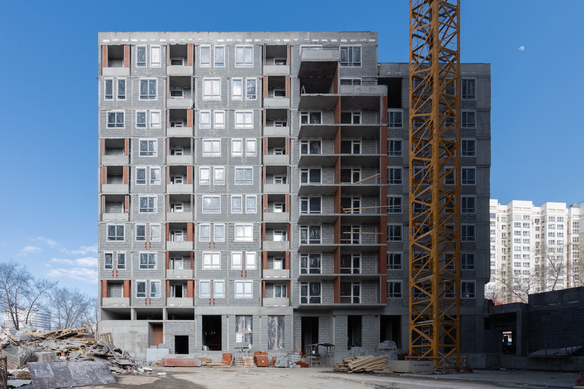 Малевич
1 секция шестого дома
завершили кровельные работы
поставили окна до 8 этажа
начали устройство насосных станций водоснабжения
приступили к установке индивидуального теплового пункта
Двор
демонтируем башенный кран
Фотография загружена 1 марта 2026 года.