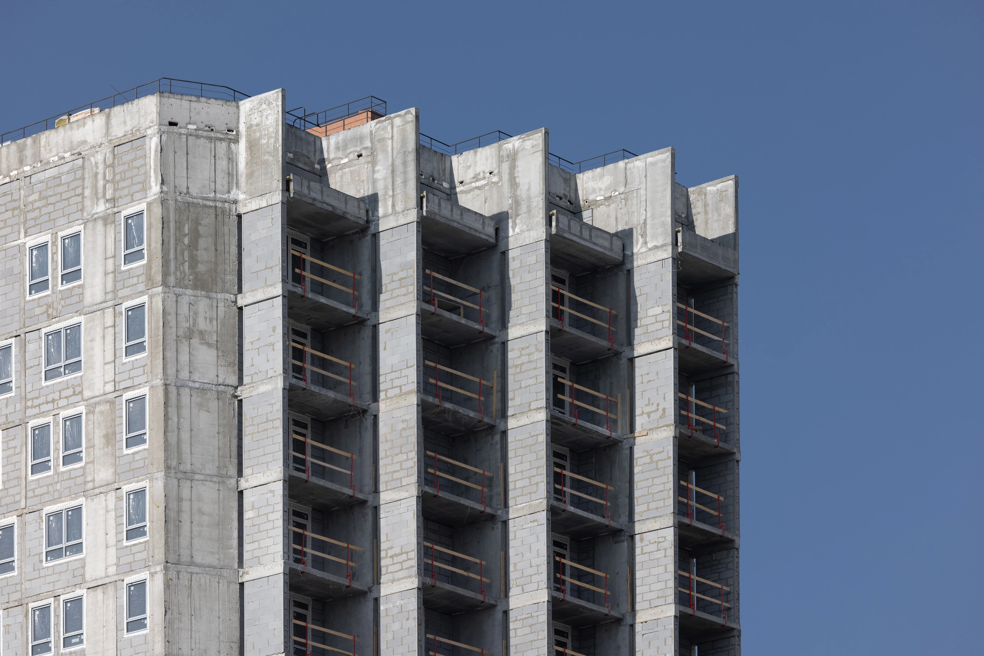 Малевич
1 секция шестого дома
завершили кровельные работы
поставили окна до 8 этажа
начали устройство насосных станций водоснабжения
приступили к установке индивидуального теплового пункта
Двор
демонтируем башенный кран
Фотография загружена 1 марта 2026 года.