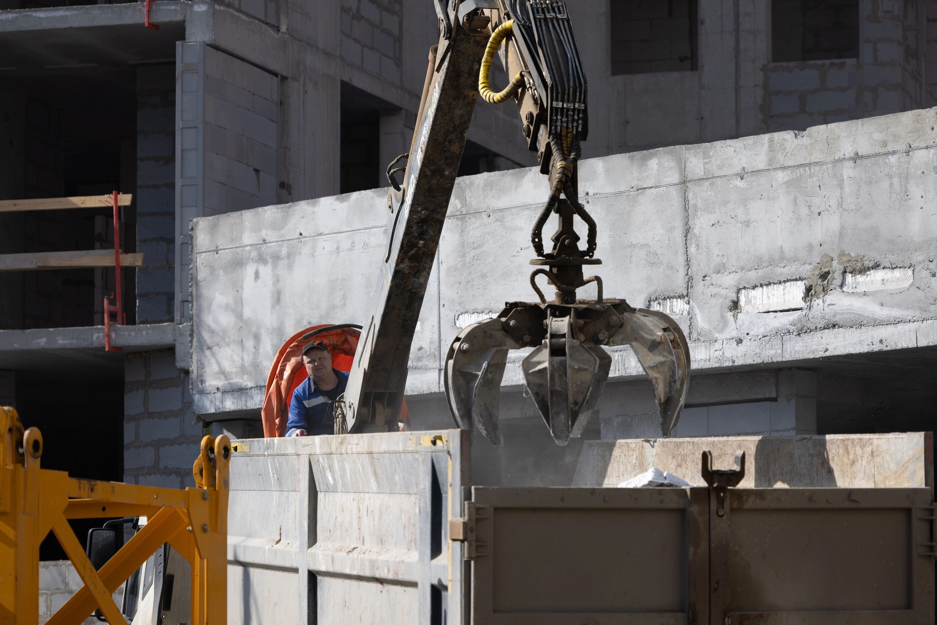 Малевич
1 секция шестого дома
завершили кровельные работы
поставили окна до 8 этажа
начали устройство насосных станций водоснабжения
приступили к установке индивидуального теплового пункта
Двор
демонтируем башенный кран
Фотография загружена 1 марта 2026 года.