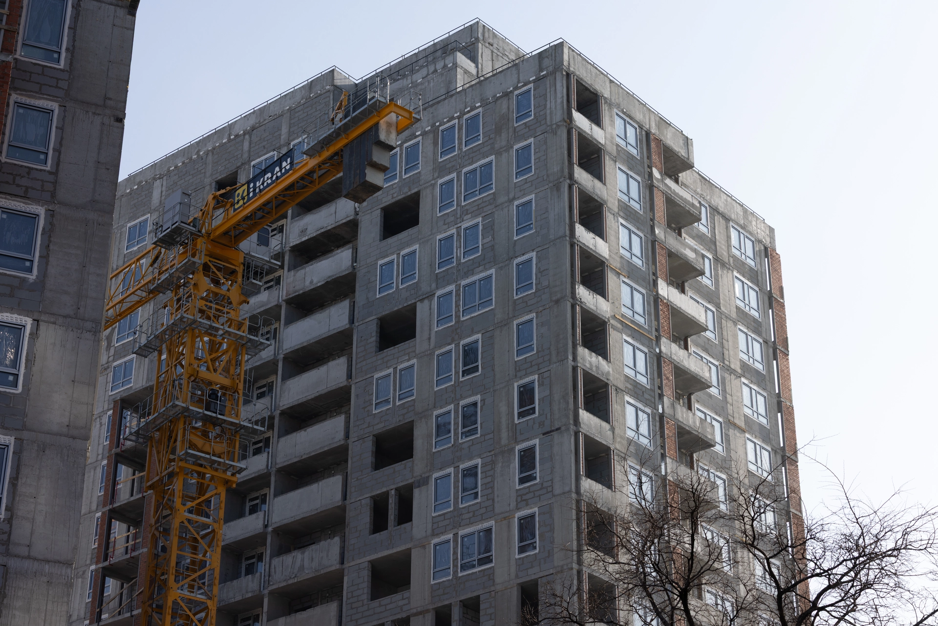 Малевич
1 секция шестого дома
завершили кровельные работы
поставили окна до 8 этажа
начали устройство насосных станций водоснабжения
приступили к установке индивидуального теплового пункта
Двор
демонтируем башенный кран
Фотография загружена 1 марта 2026 года.