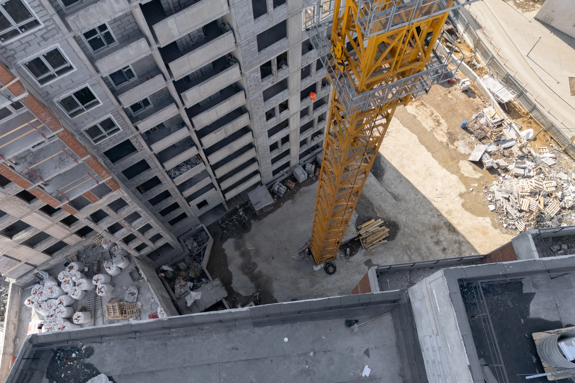 Малевич
1 секция шестого дома
завершили кровельные работы
поставили окна до 8 этажа
начали устройство насосных станций водоснабжения
приступили к установке индивидуального теплового пункта
Двор
демонтируем башенный кран
Фотография загружена 1 марта 2026 года.