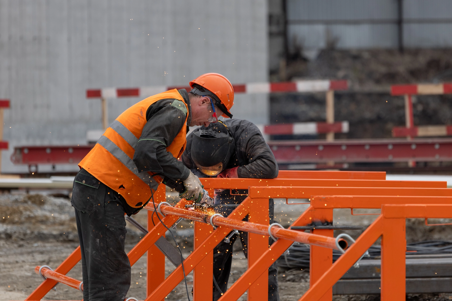 Парк Культуры
1 секция первого дома
возвели монолит 8 этажа
устанавливаем плиту перекрытия над 8 этажом
продолжаем обсыпку пристенного дренажа
выполняем обмазочную гидроизоляцию и утепление стен подвала
Фотография загружена 15 апреля 2026 года.