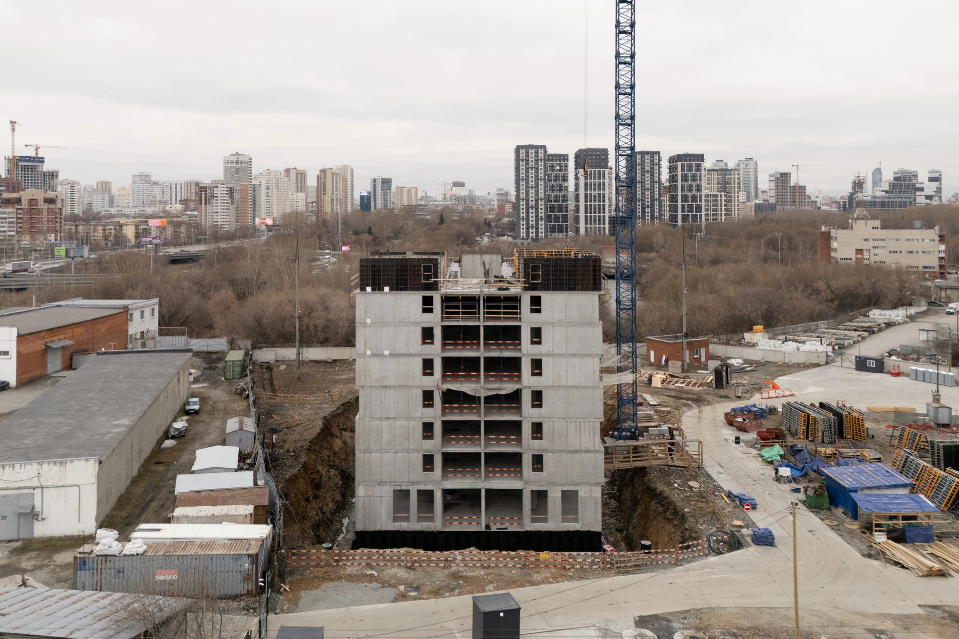 Парк Культуры
1 секция первого дома
возвели монолит 8 этажа
устанавливаем плиту перекрытия над 8 этажом
продолжаем обсыпку пристенного дренажа
выполняем обмазочную гидроизоляцию и утепление стен подвала
Фотография загружена 15 апреля 2026 года.