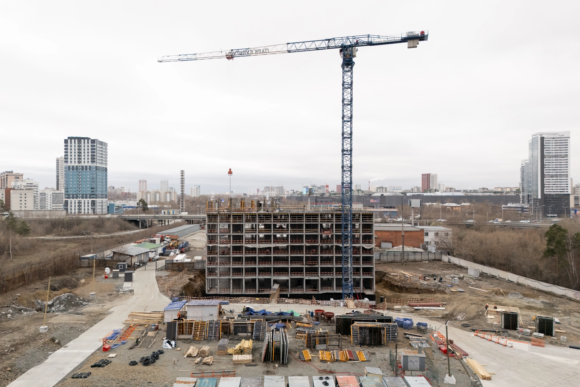 Парк Культуры
1 секция первого дома
возвели монолит 8 этажа
устанавливаем плиту перекрытия над 8 этажом
продолжаем обсыпку пристенного дренажа
выполняем обмазочную гидроизоляцию и утепление стен подвала
Фотография загружена 15 апреля 2026 года.