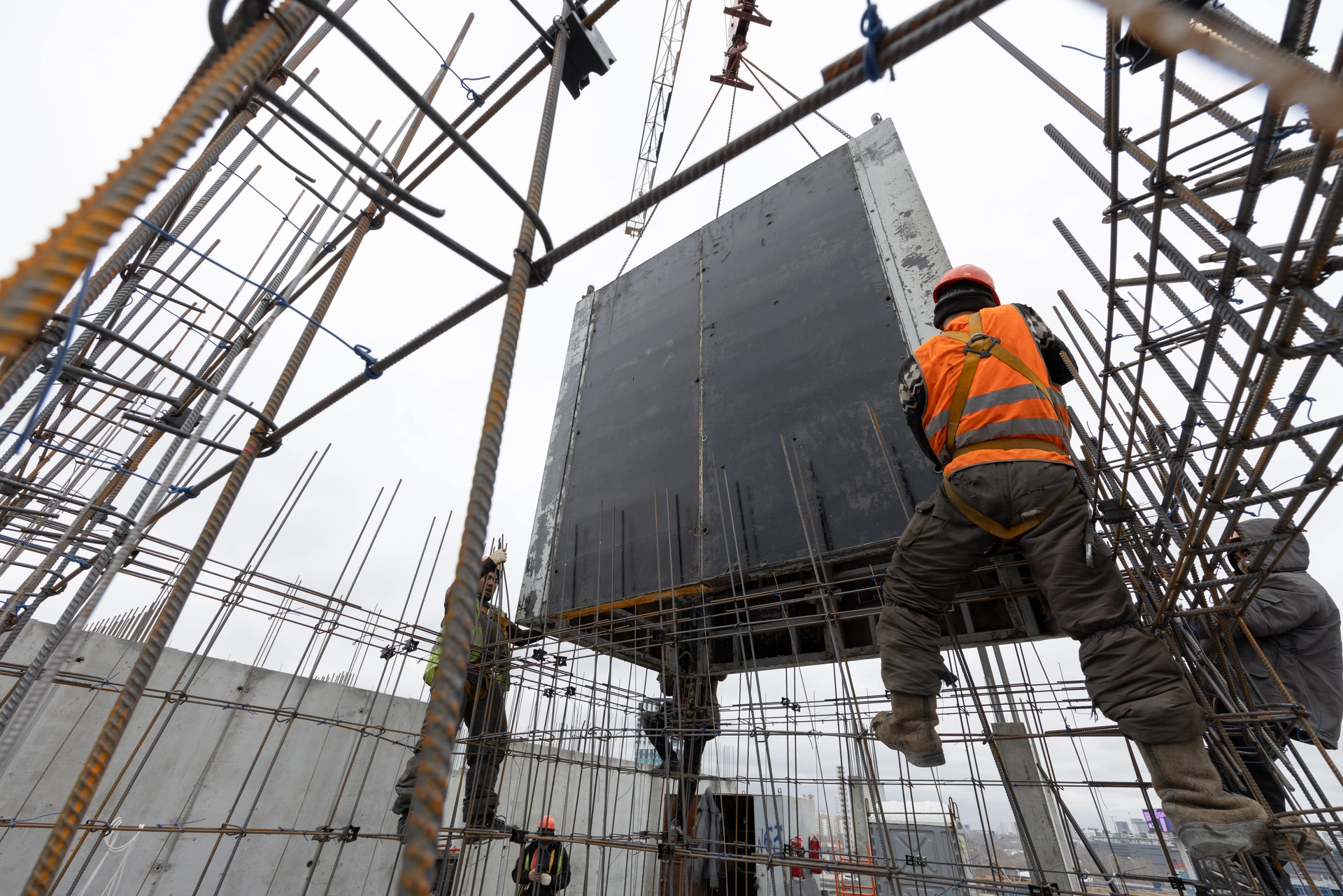 Парк Культуры
1 секция первого дома
возвели монолит 8 этажа
устанавливаем плиту перекрытия над 8 этажом
продолжаем обсыпку пристенного дренажа
выполняем обмазочную гидроизоляцию и утепление стен подвала
Фотография загружена 15 апреля 2026 года.