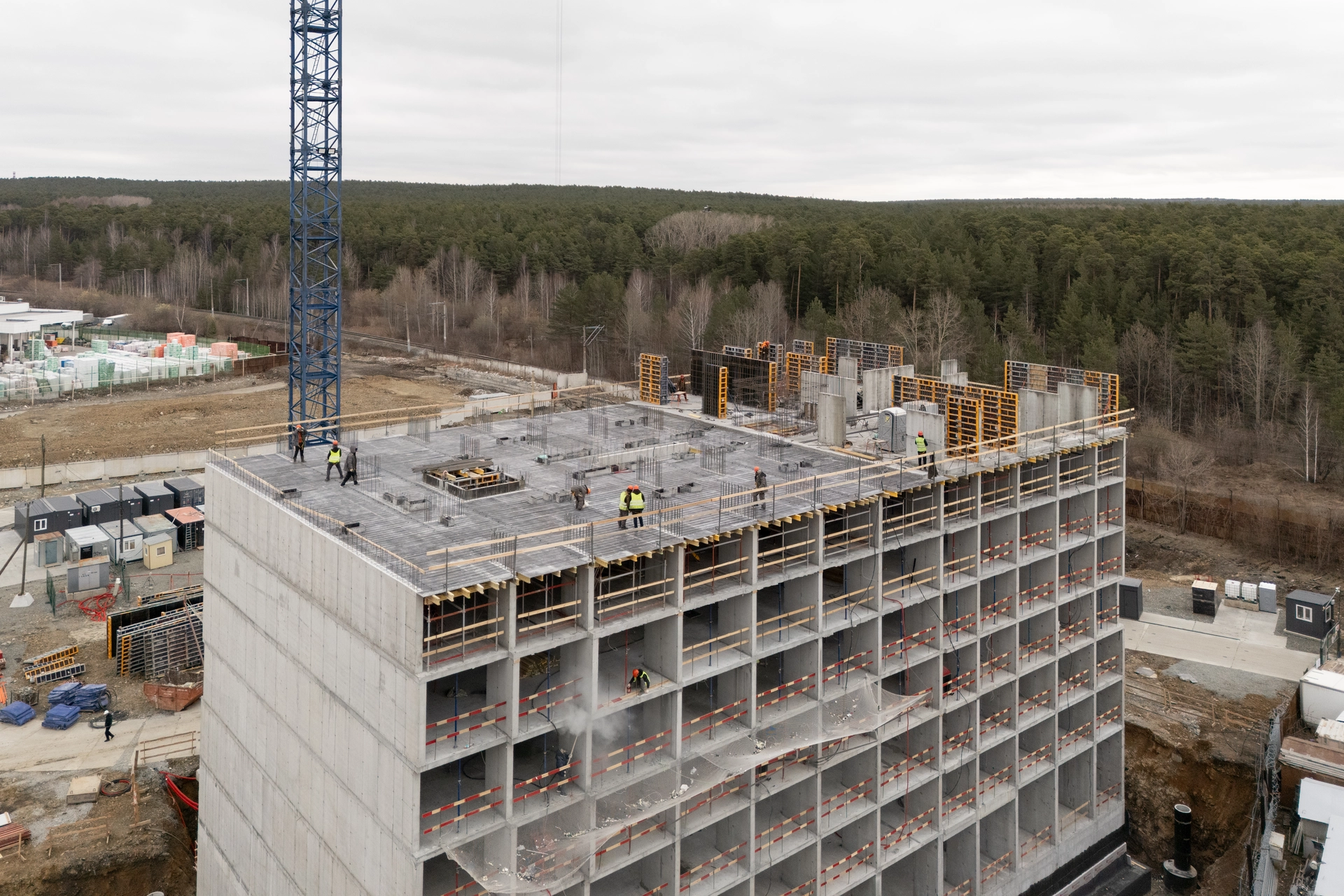 Парк Культуры
1 секция первого дома
возвели монолит 8 этажа
устанавливаем плиту перекрытия над 8 этажом
продолжаем обсыпку пристенного дренажа
выполняем обмазочную гидроизоляцию и утепление стен подвала
Фотография загружена 15 апреля 2026 года.