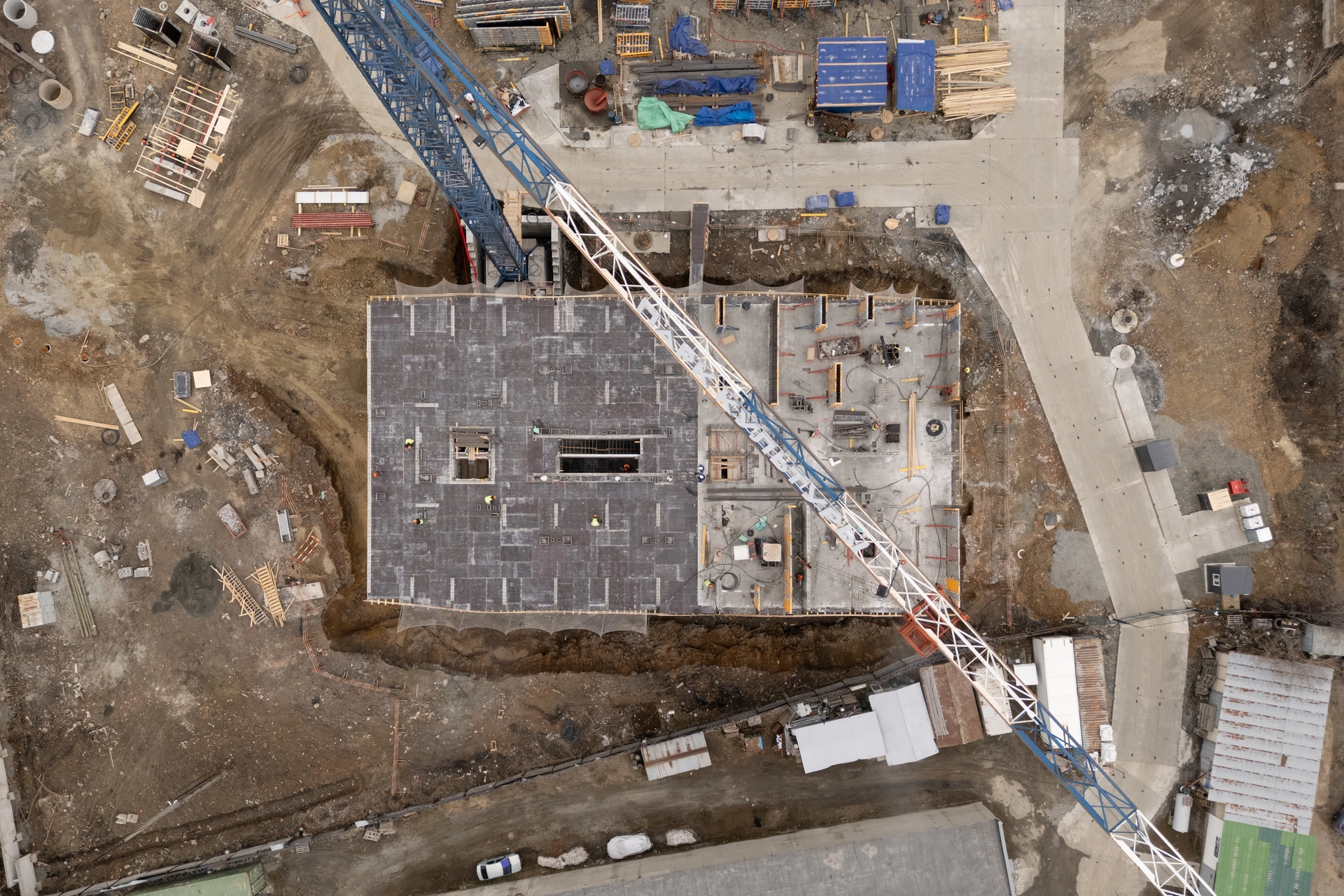 Парк Культуры
1 секция первого дома
возвели монолит 8 этажа
устанавливаем плиту перекрытия над 8 этажом
продолжаем обсыпку пристенного дренажа
выполняем обмазочную гидроизоляцию и утепление стен подвала
Фотография загружена 15 апреля 2026 года.