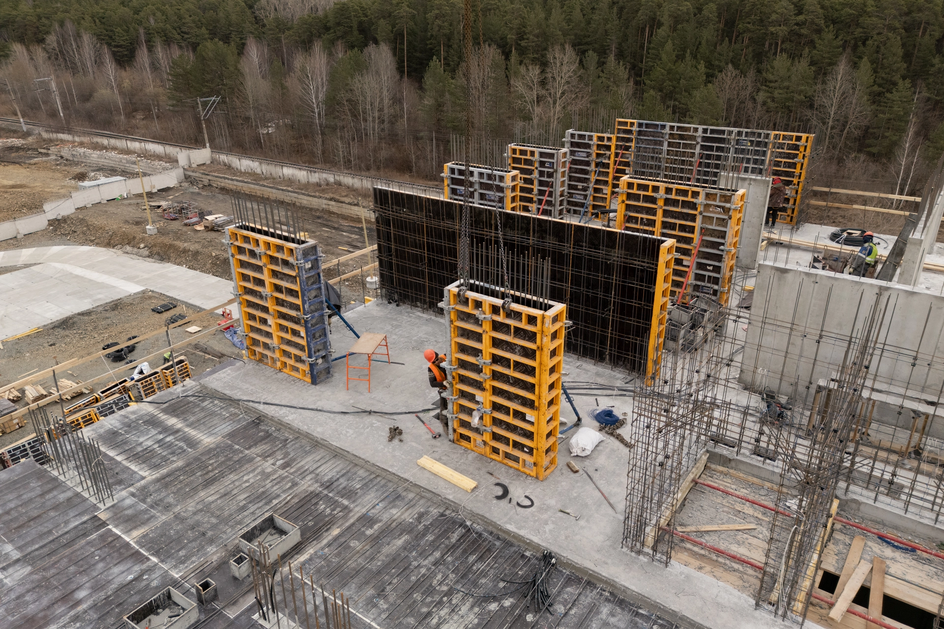 Парк Культуры
1 секция первого дома
возвели монолит 8 этажа
устанавливаем плиту перекрытия над 8 этажом
продолжаем обсыпку пристенного дренажа
выполняем обмазочную гидроизоляцию и утепление стен подвала
Фотография загружена 15 апреля 2026 года.