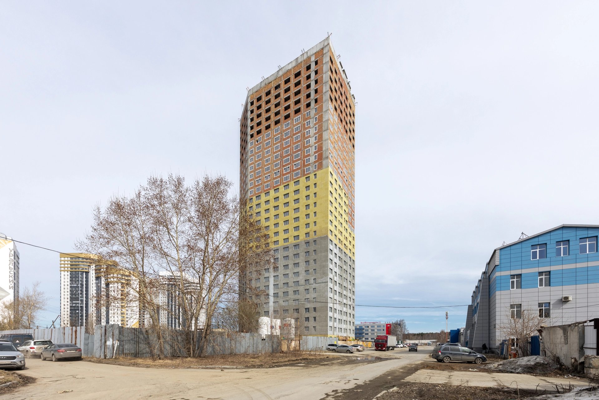 Шарташ Парк

Первая башня

укладываем плитку на кровле
утепляем фасад и техпомещения на кровле
завершили кладку внутренних стен
сделали ограждение на одной из лестниц до 12 этажа
закончили монтаж одного лифта
продолжаем ставить окна на 25 этаже
выполняем отделку квартир на разных этажах
работаем над устройством внутренних инженерных систем
проводим обратную засыпку наружных сетей водоснабжения и канализации

Фотография загружена 15 апреля 2026 года.