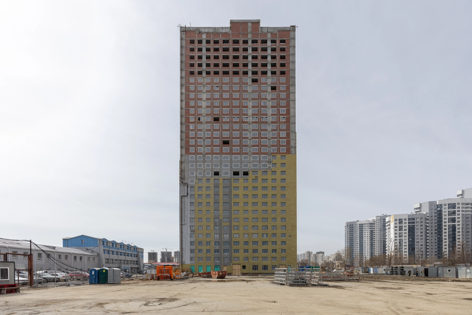 Шарташ Парк

Первая башня

укладываем плитку на кровле
утепляем фасад и техпомещения на кровле
завершили кладку внутренних стен
сделали ограждение на одной из лестниц до 12 этажа
закончили монтаж одного лифта
продолжаем ставить окна на 25 этаже
выполняем отделку квартир на разных этажах
работаем над устройством внутренних инженерных систем
проводим обратную засыпку наружных сетей водоснабжения и канализации

Фотография загружена 15 апреля 2026 года.