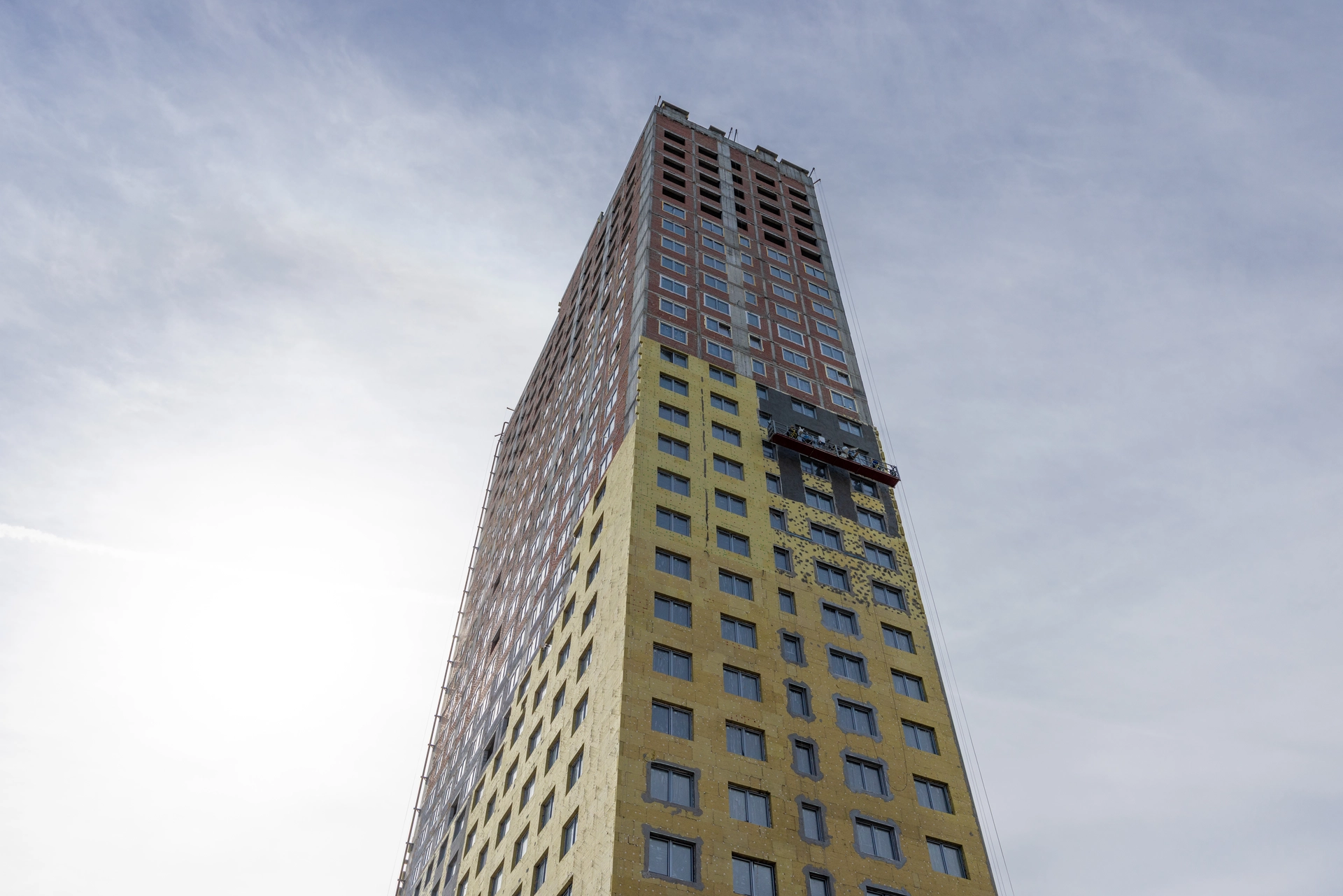 Шарташ Парк

Первая башня

укладываем плитку на кровле
утепляем фасад и техпомещения на кровле
завершили кладку внутренних стен
сделали ограждение на одной из лестниц до 12 этажа
закончили монтаж одного лифта
продолжаем ставить окна на 25 этаже
выполняем отделку квартир на разных этажах
работаем над устройством внутренних инженерных систем
проводим обратную засыпку наружных сетей водоснабжения и канализации

Фотография загружена 15 апреля 2026 года.