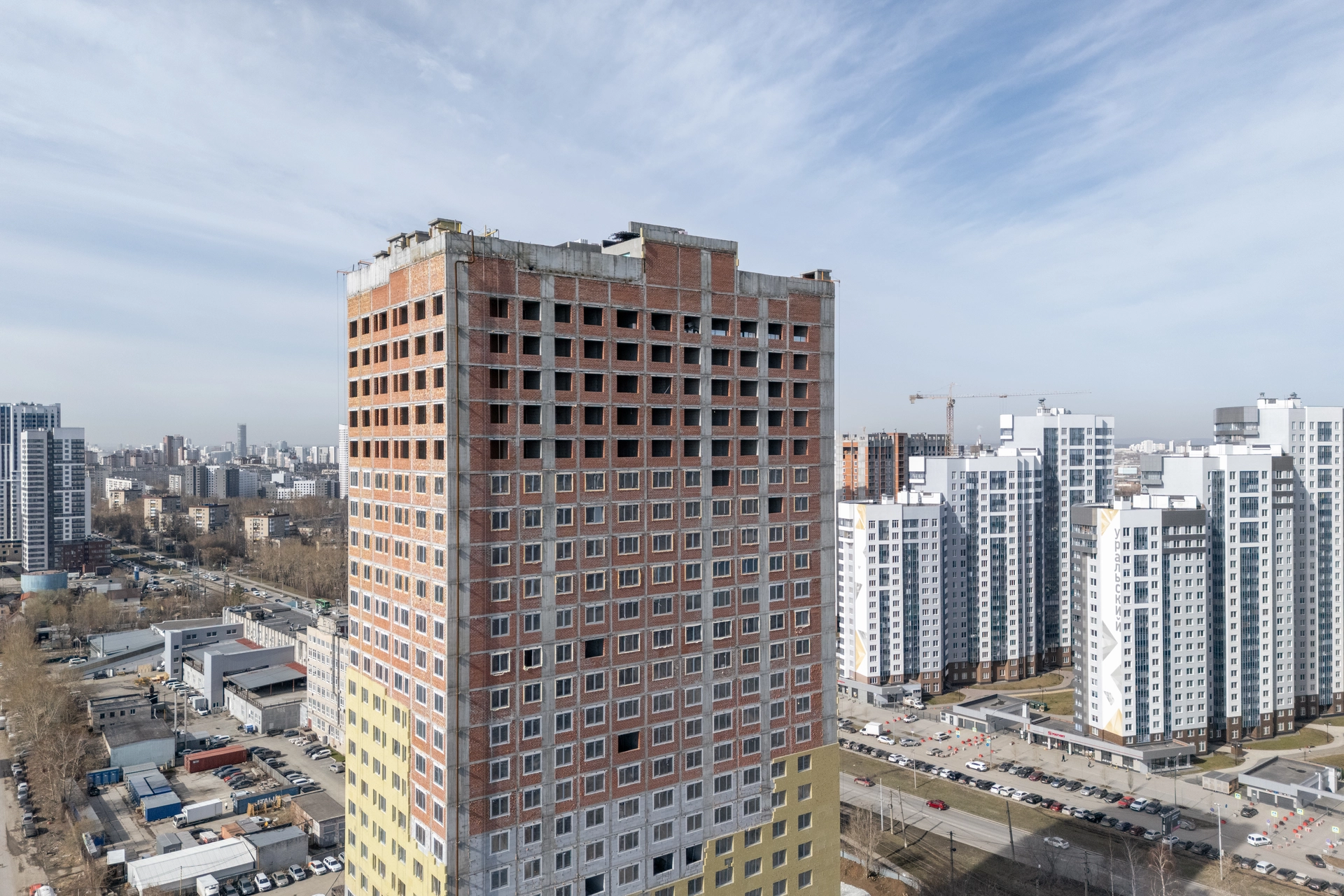 Шарташ Парк

Первая башня

укладываем плитку на кровле
утепляем фасад и техпомещения на кровле
завершили кладку внутренних стен
сделали ограждение на одной из лестниц до 12 этажа
закончили монтаж одного лифта
продолжаем ставить окна на 25 этаже
выполняем отделку квартир на разных этажах
работаем над устройством внутренних инженерных систем
проводим обратную засыпку наружных сетей водоснабжения и канализации

Фотография загружена 15 апреля 2026 года.