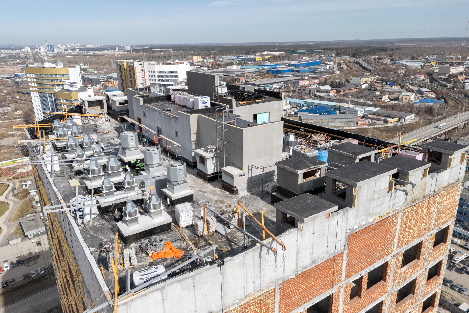 Шарташ Парк

Первая башня

укладываем плитку на кровле
утепляем фасад и техпомещения на кровле
завершили кладку внутренних стен
сделали ограждение на одной из лестниц до 12 этажа
закончили монтаж одного лифта
продолжаем ставить окна на 25 этаже
выполняем отделку квартир на разных этажах
работаем над устройством внутренних инженерных систем
проводим обратную засыпку наружных сетей водоснабжения и канализации

Фотография загружена 15 апреля 2026 года.