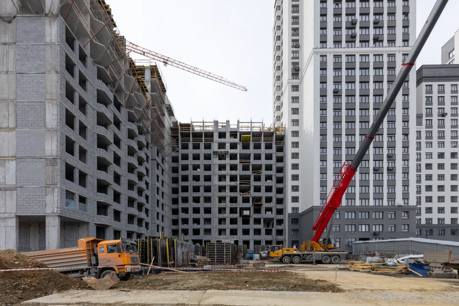 Парк Победы
6 секция второго дома
построили 12 этаж
выполняем кладку стен на 1–9 этажах
7 секция второго дома
построили 15 этаж
возводим стены на 1–9 этажах
Фотография загружена 15 апреля 2026 года.