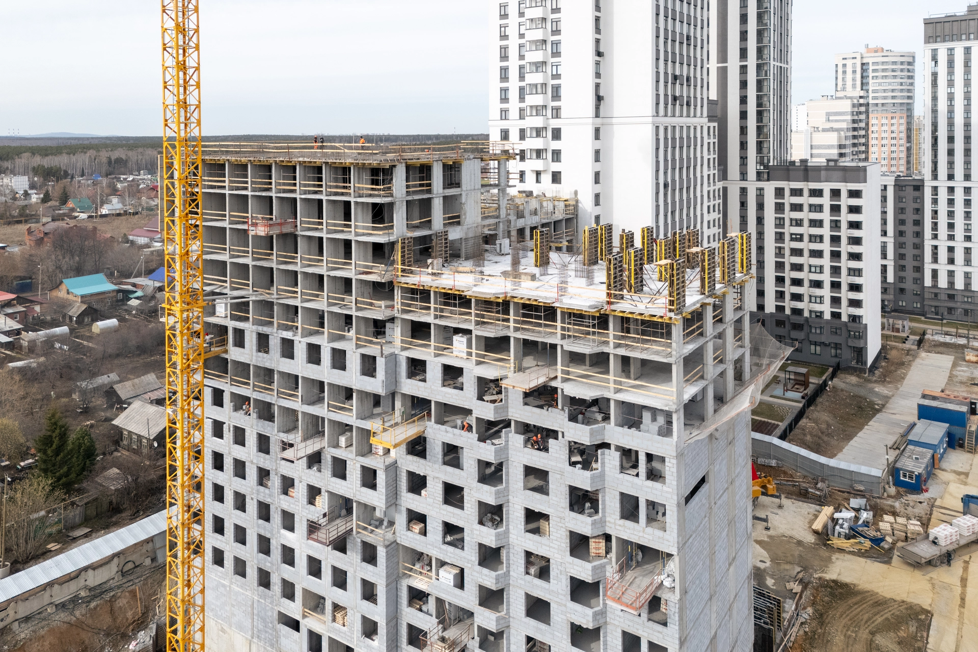 Парк Победы
6 секция второго дома
построили 12 этаж
выполняем кладку стен на 1–9 этажах
7 секция второго дома
построили 15 этаж
возводим стены на 1–9 этажах
Фотография загружена 15 апреля 2026 года.