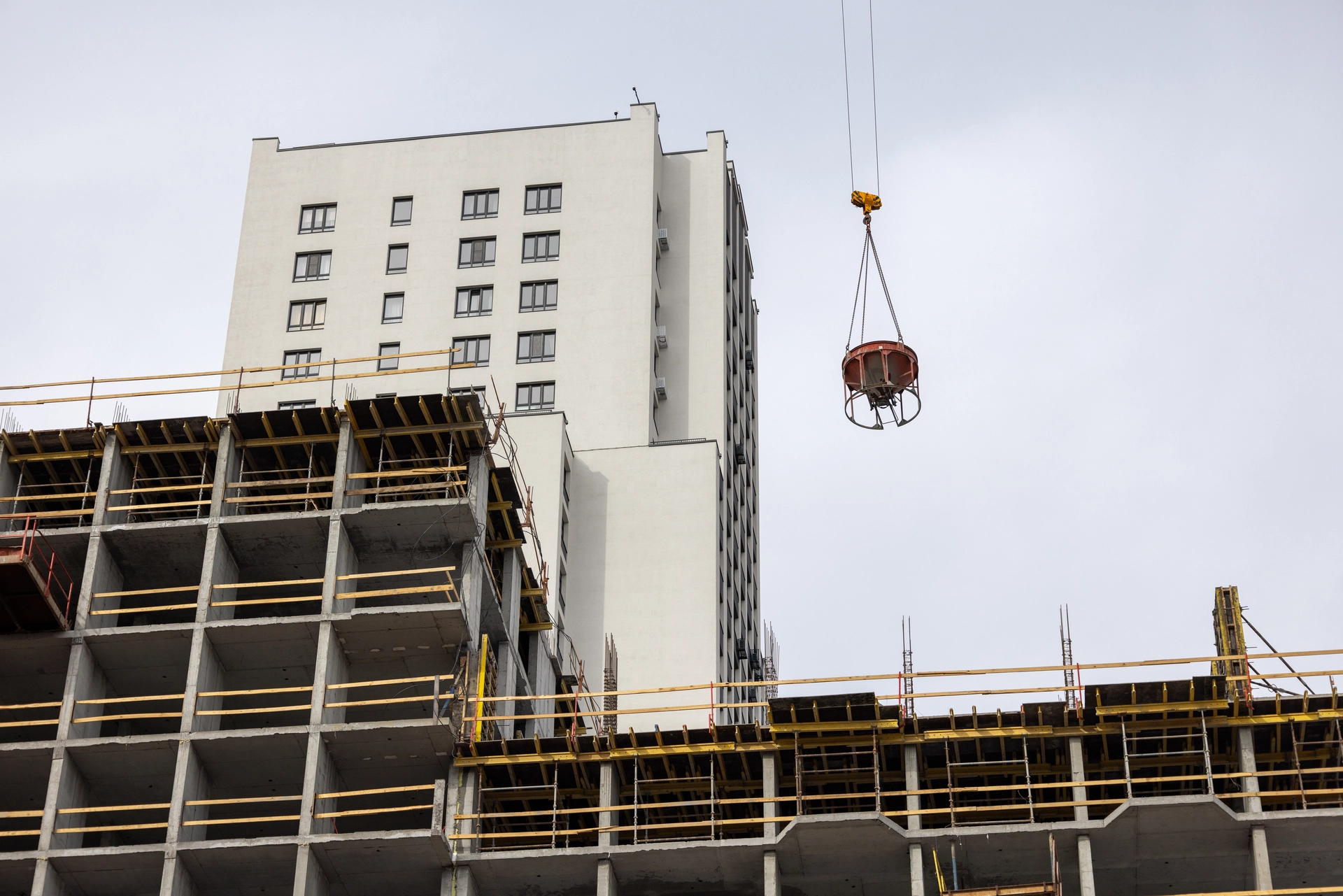 Парк Победы
6 секция второго дома
построили 12 этаж
выполняем кладку стен на 1–9 этажах
7 секция второго дома
построили 15 этаж
возводим стены на 1–9 этажах
Фотография загружена 15 апреля 2026 года.