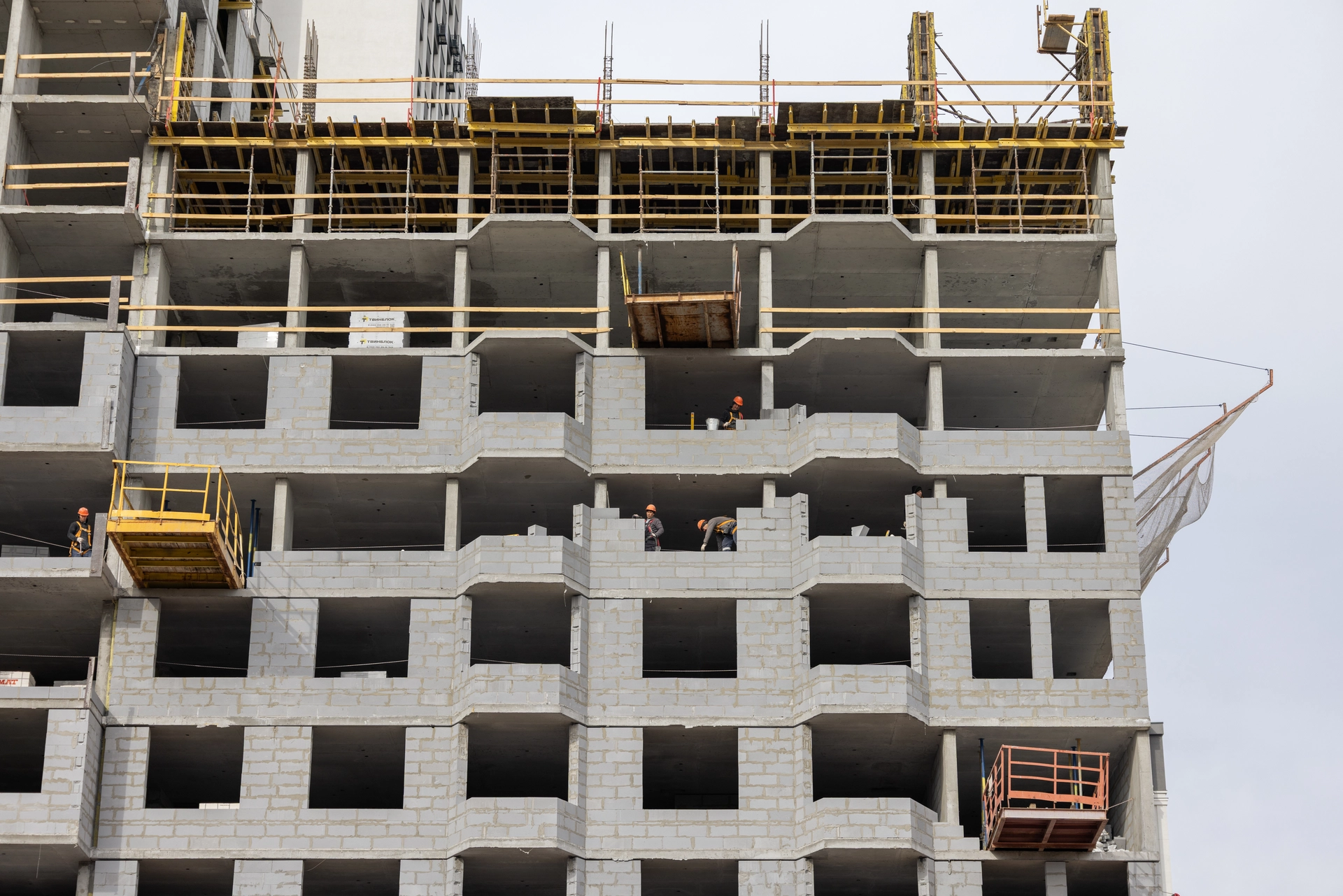 Парк Победы
6 секция второго дома
построили 12 этаж
выполняем кладку стен на 1–9 этажах
7 секция второго дома
построили 15 этаж
возводим стены на 1–9 этажах
Фотография загружена 15 апреля 2026 года.