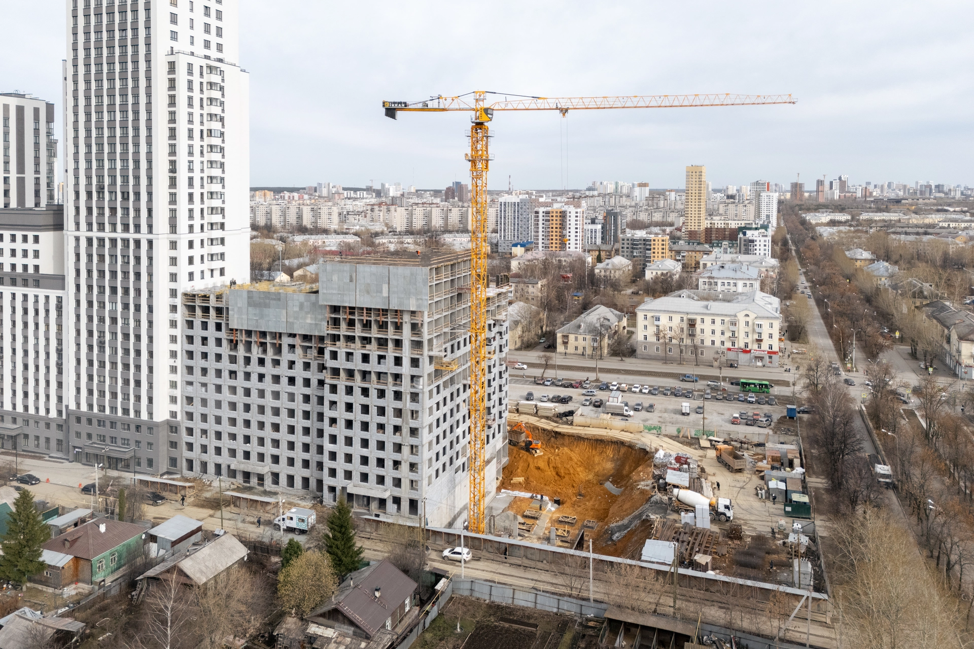 Парк Победы
6 секция второго дома
построили 12 этаж
выполняем кладку стен на 1–9 этажах
7 секция второго дома
построили 15 этаж
возводим стены на 1–9 этажах
Фотография загружена 15 апреля 2026 года.