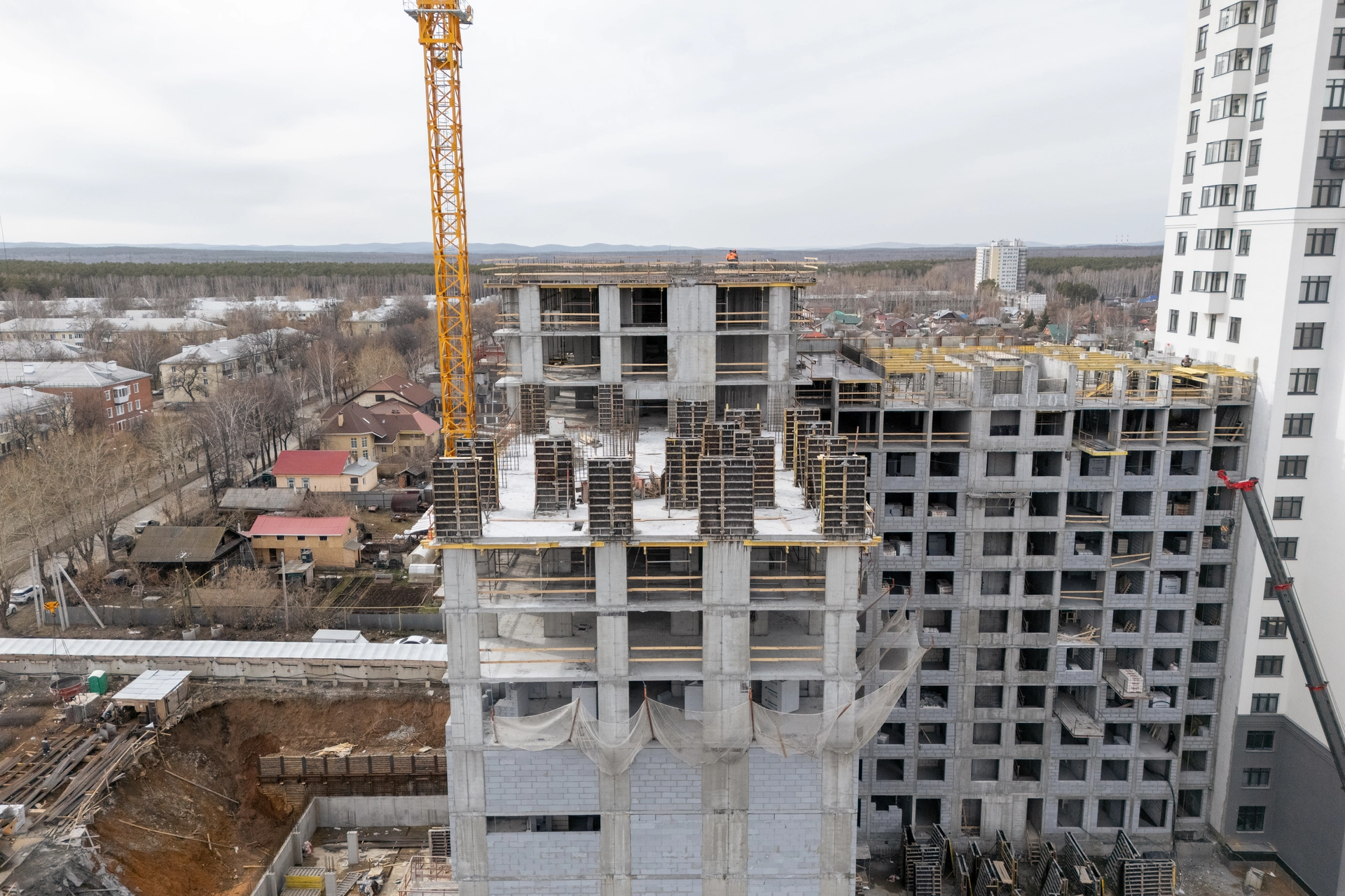 Парк Победы
6 секция второго дома
построили 12 этаж
выполняем кладку стен на 1–9 этажах
7 секция второго дома
построили 15 этаж
возводим стены на 1–9 этажах
Фотография загружена 15 апреля 2026 года.