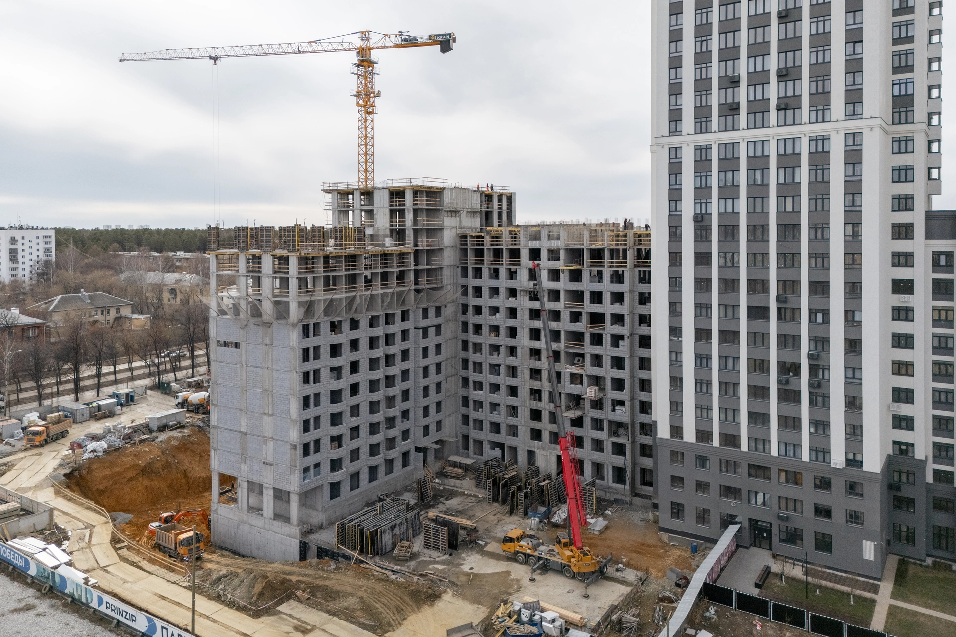 Парк Победы
6 секция второго дома
построили 12 этаж
выполняем кладку стен на 1–9 этажах
7 секция второго дома
построили 15 этаж
возводим стены на 1–9 этажах
Фотография загружена 15 апреля 2026 года.