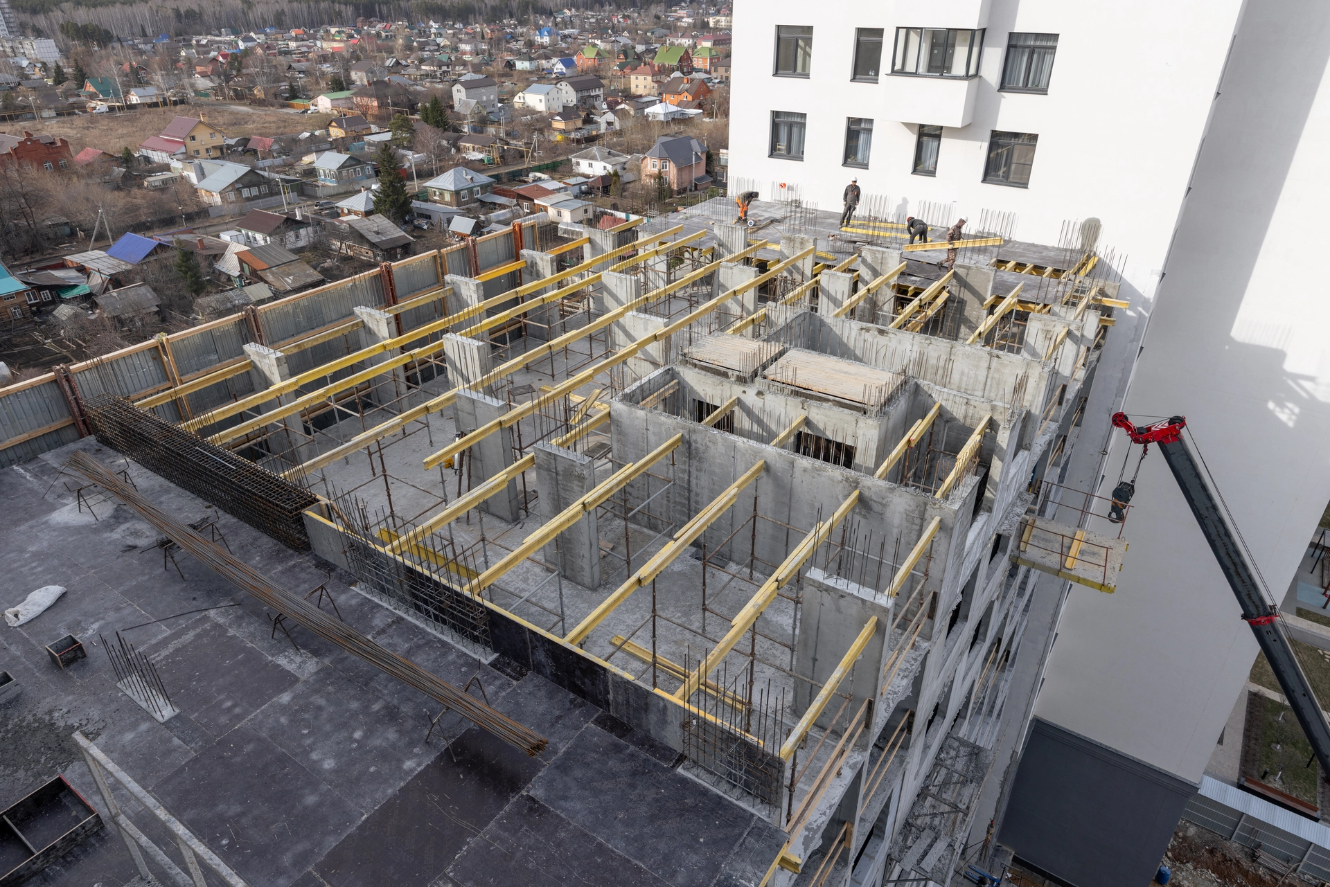 Парк Победы
6 секция второго дома
построили 12 этаж
выполняем кладку стен на 1–9 этажах
7 секция второго дома
построили 15 этаж
возводим стены на 1–9 этажах
Фотография загружена 15 апреля 2026 года.