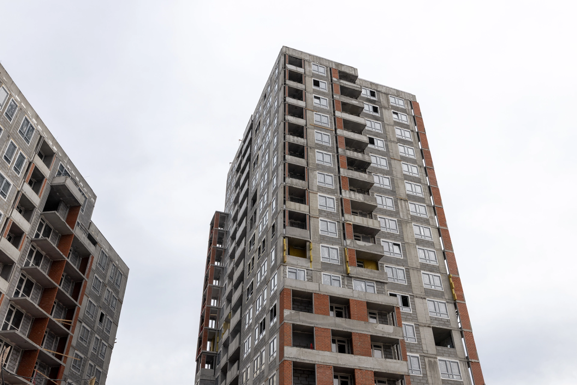 Малевич

1 секция шестого дома

начали утеплять фасад

2 секция шестого дома

начали утеплять фасад
выполняем отделку в квартирах

Стилобат

приступили к кровельным работам

Двор

демонтировали башенный кран

Фотография загружена 15 апреля 2026 года.