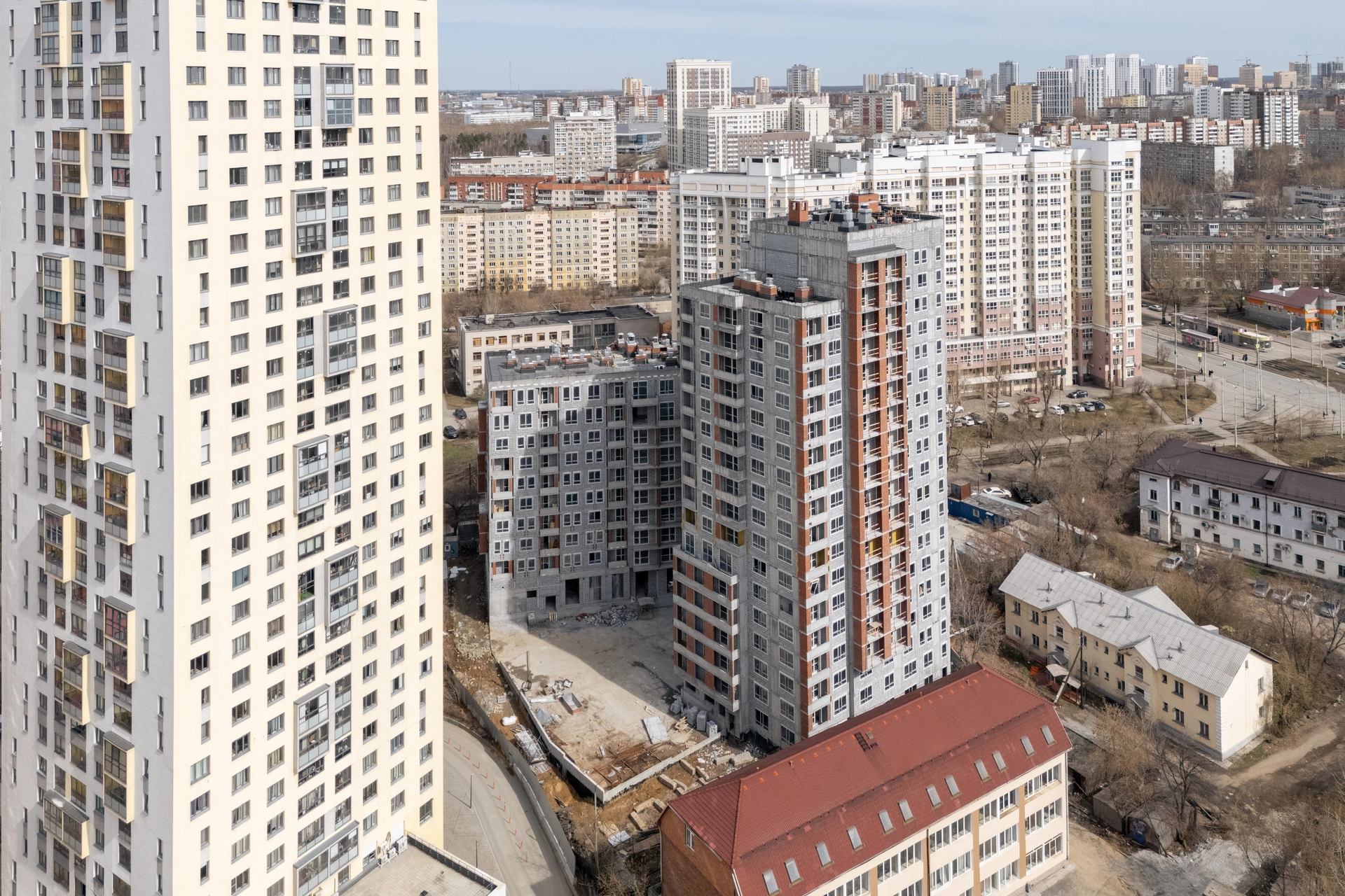 Малевич

1 секция шестого дома

начали утеплять фасад

2 секция шестого дома

начали утеплять фасад
выполняем отделку в квартирах

Стилобат

приступили к кровельным работам

Двор

демонтировали башенный кран

Фотография загружена 15 апреля 2026 года.