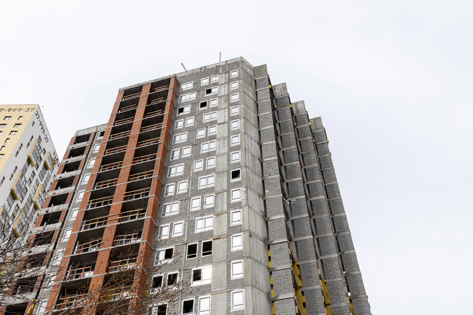 Малевич

1 секция шестого дома

начали утеплять фасад

2 секция шестого дома

начали утеплять фасад
выполняем отделку в квартирах

Стилобат

приступили к кровельным работам

Двор

демонтировали башенный кран

Фотография загружена 15 апреля 2026 года.