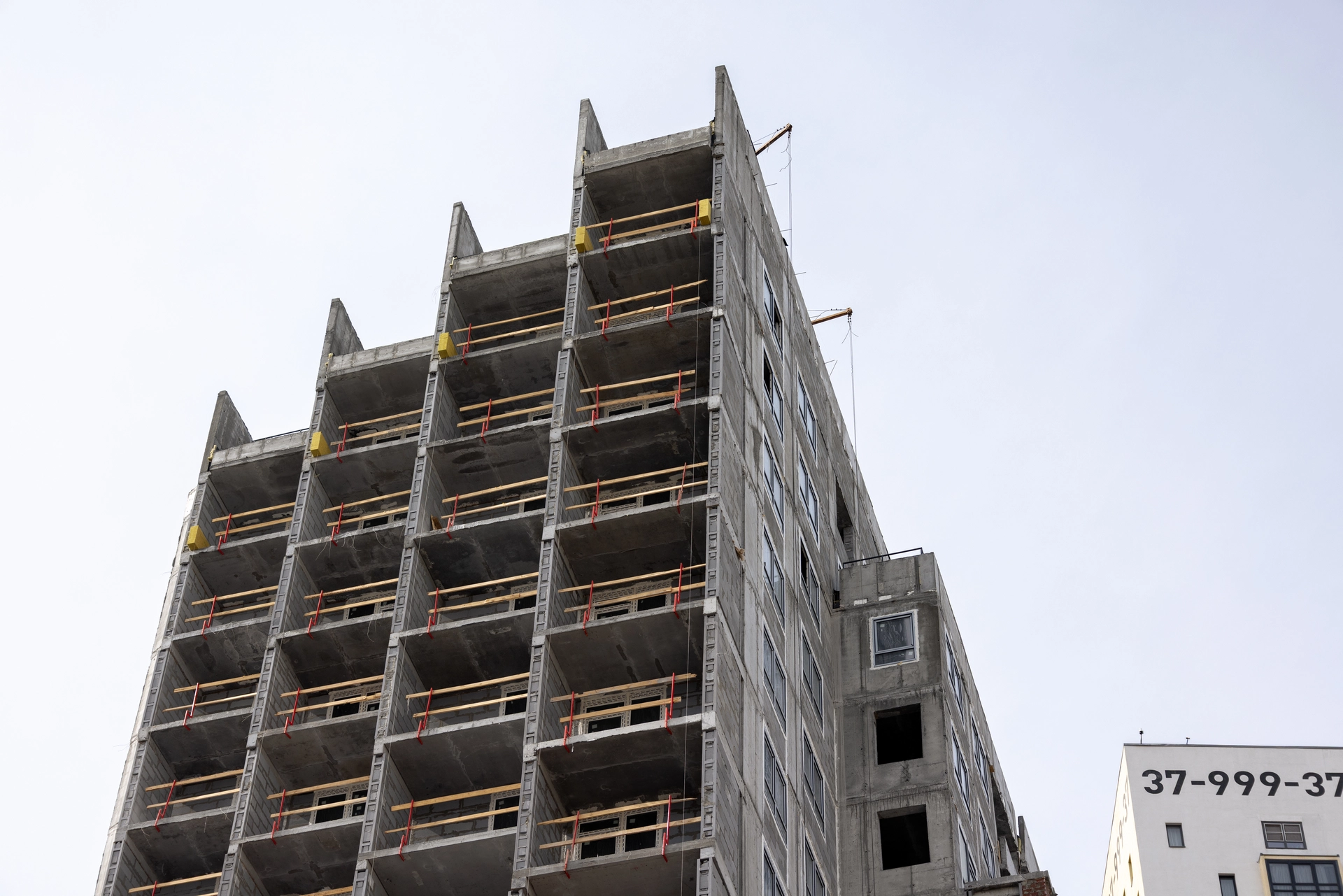 Малевич

1 секция шестого дома

начали утеплять фасад

2 секция шестого дома

начали утеплять фасад
выполняем отделку в квартирах

Стилобат

приступили к кровельным работам

Двор

демонтировали башенный кран

Фотография загружена 15 апреля 2026 года.