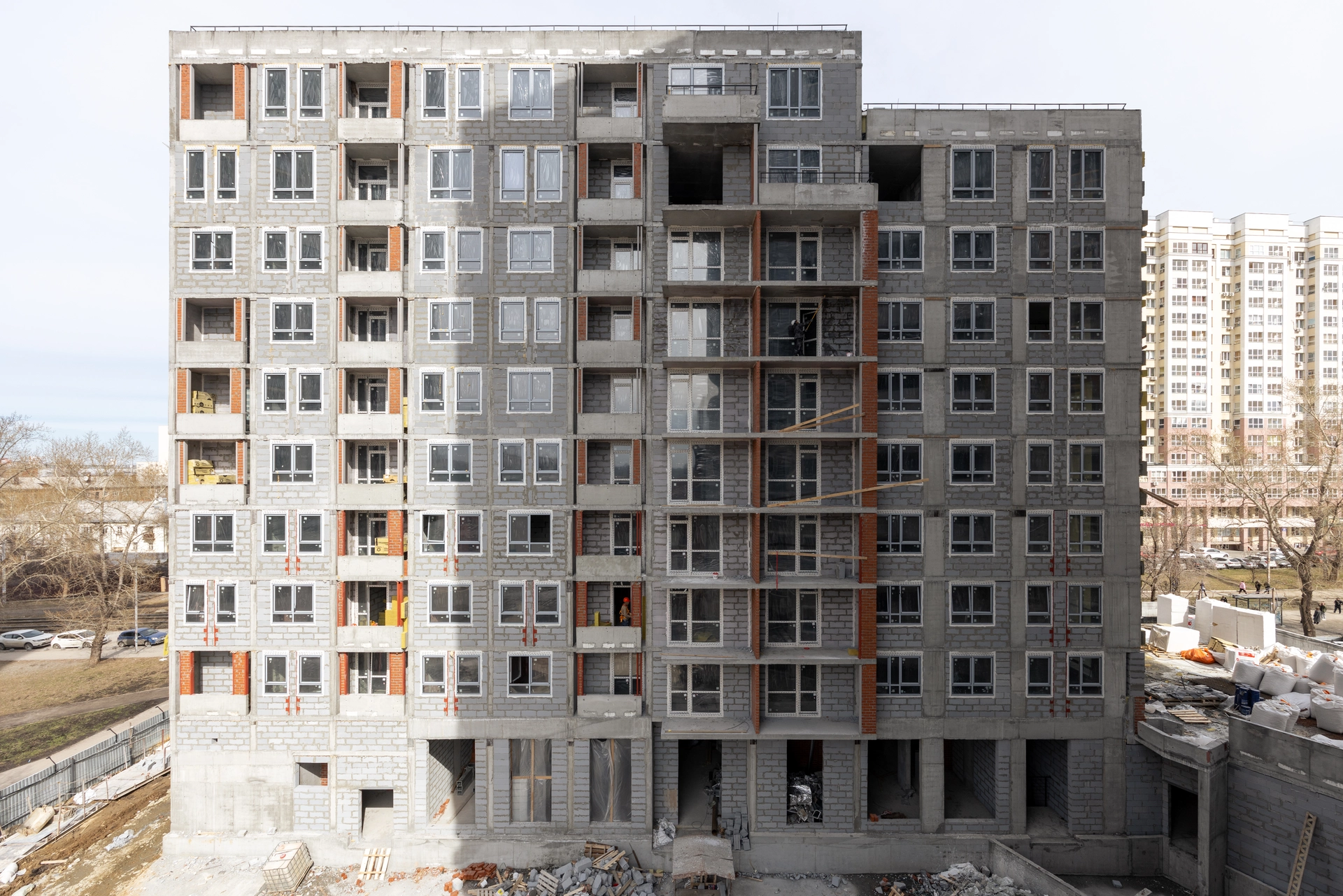 Малевич

1 секция шестого дома

начали утеплять фасад

2 секция шестого дома

начали утеплять фасад
выполняем отделку в квартирах

Стилобат

приступили к кровельным работам

Двор

демонтировали башенный кран

Фотография загружена 15 апреля 2026 года.