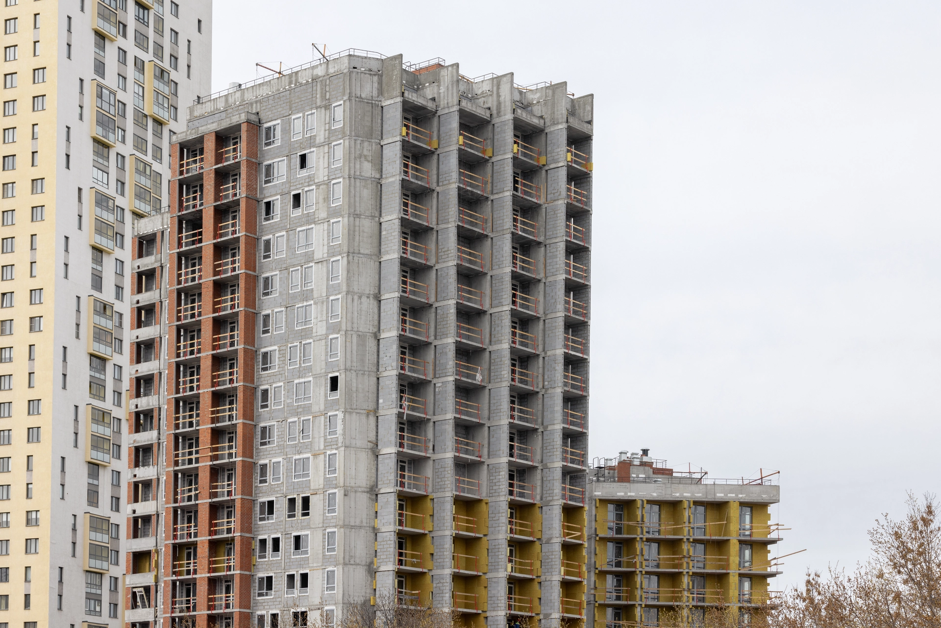 Малевич

1 секция шестого дома

начали утеплять фасад

2 секция шестого дома

начали утеплять фасад
выполняем отделку в квартирах

Стилобат

приступили к кровельным работам

Двор

демонтировали башенный кран

Фотография загружена 15 апреля 2026 года.