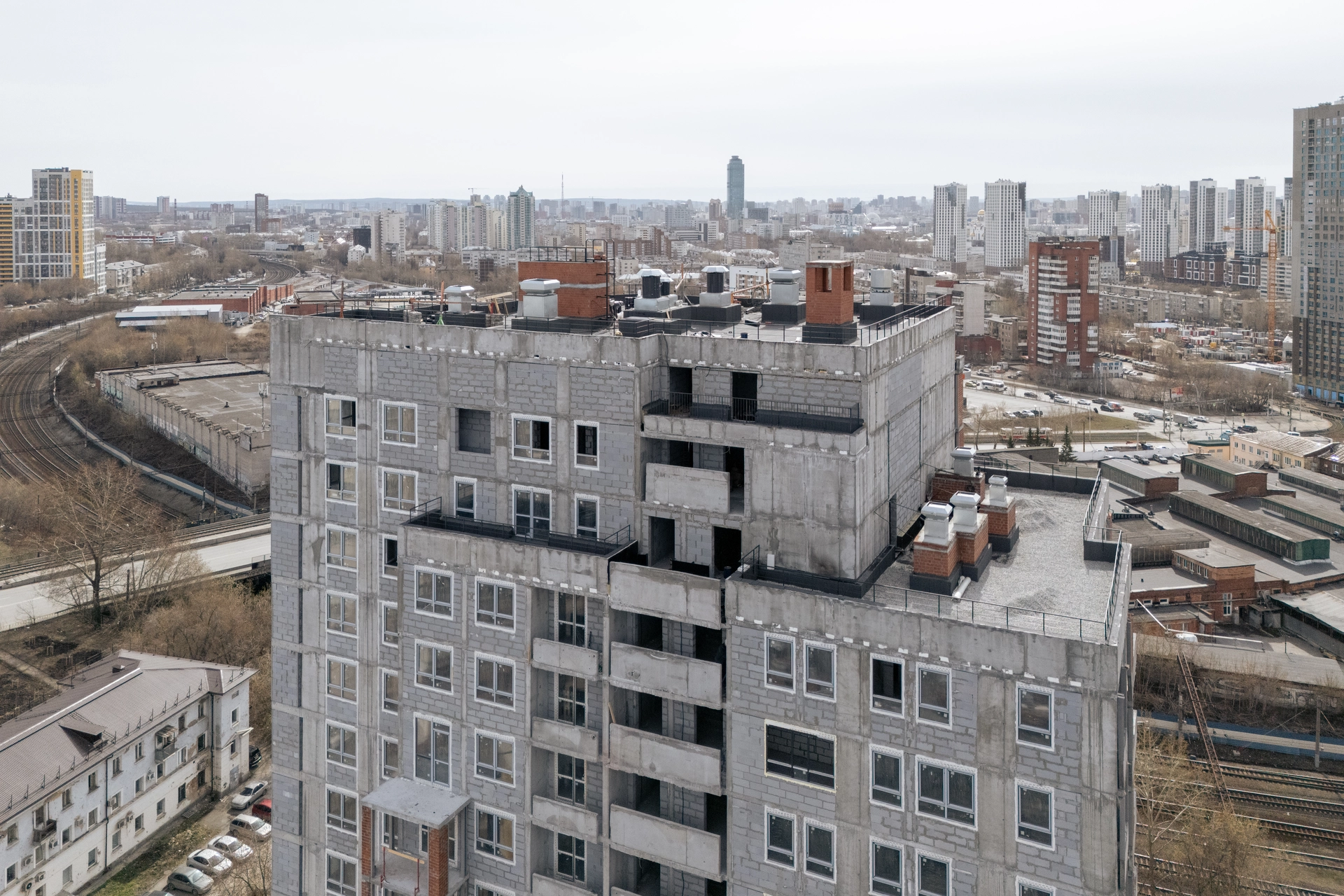 Малевич

1 секция шестого дома

начали утеплять фасад

2 секция шестого дома

начали утеплять фасад
выполняем отделку в квартирах

Стилобат

приступили к кровельным работам

Двор

демонтировали башенный кран

Фотография загружена 15 апреля 2026 года.