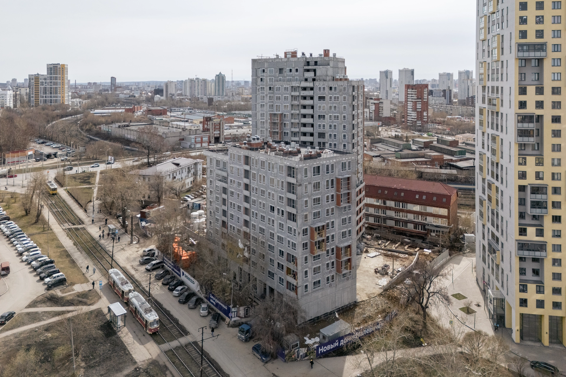 Малевич

1 секция шестого дома

начали утеплять фасад

2 секция шестого дома

начали утеплять фасад
выполняем отделку в квартирах

Стилобат

приступили к кровельным работам

Двор

демонтировали башенный кран

Фотография загружена 15 апреля 2026 года.