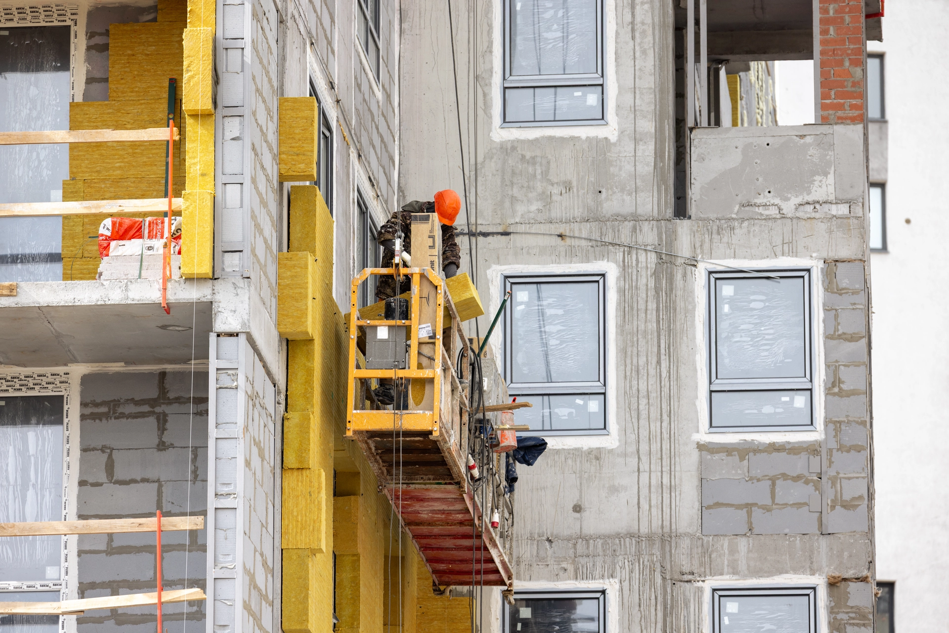 Малевич

1 секция шестого дома

начали утеплять фасад

2 секция шестого дома

начали утеплять фасад
выполняем отделку в квартирах

Стилобат

приступили к кровельным работам

Двор

демонтировали башенный кран

Фотография загружена 15 апреля 2026 года.