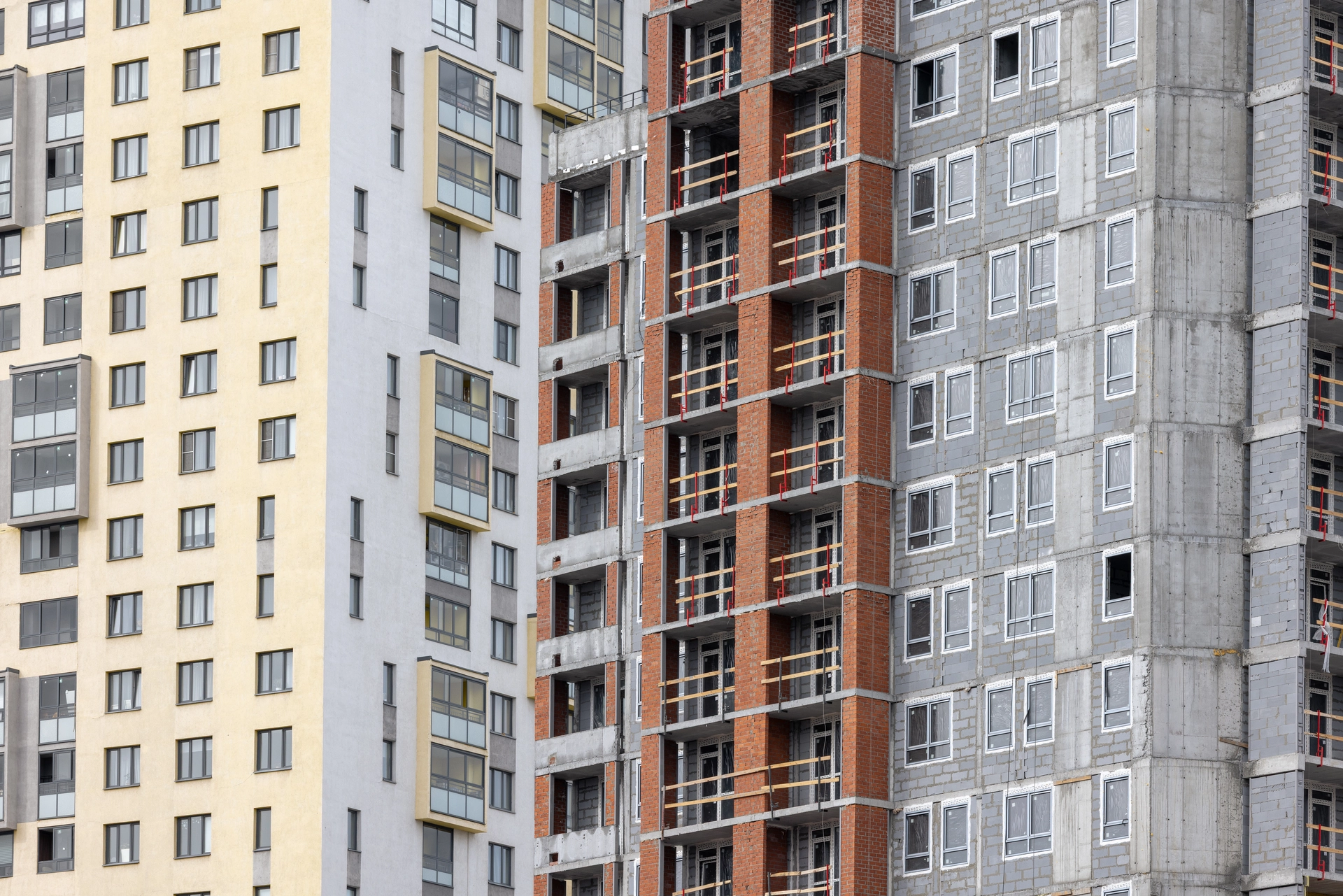 Малевич

1 секция шестого дома

начали утеплять фасад

2 секция шестого дома

начали утеплять фасад
выполняем отделку в квартирах

Стилобат

приступили к кровельным работам

Двор

демонтировали башенный кран

Фотография загружена 15 апреля 2026 года.