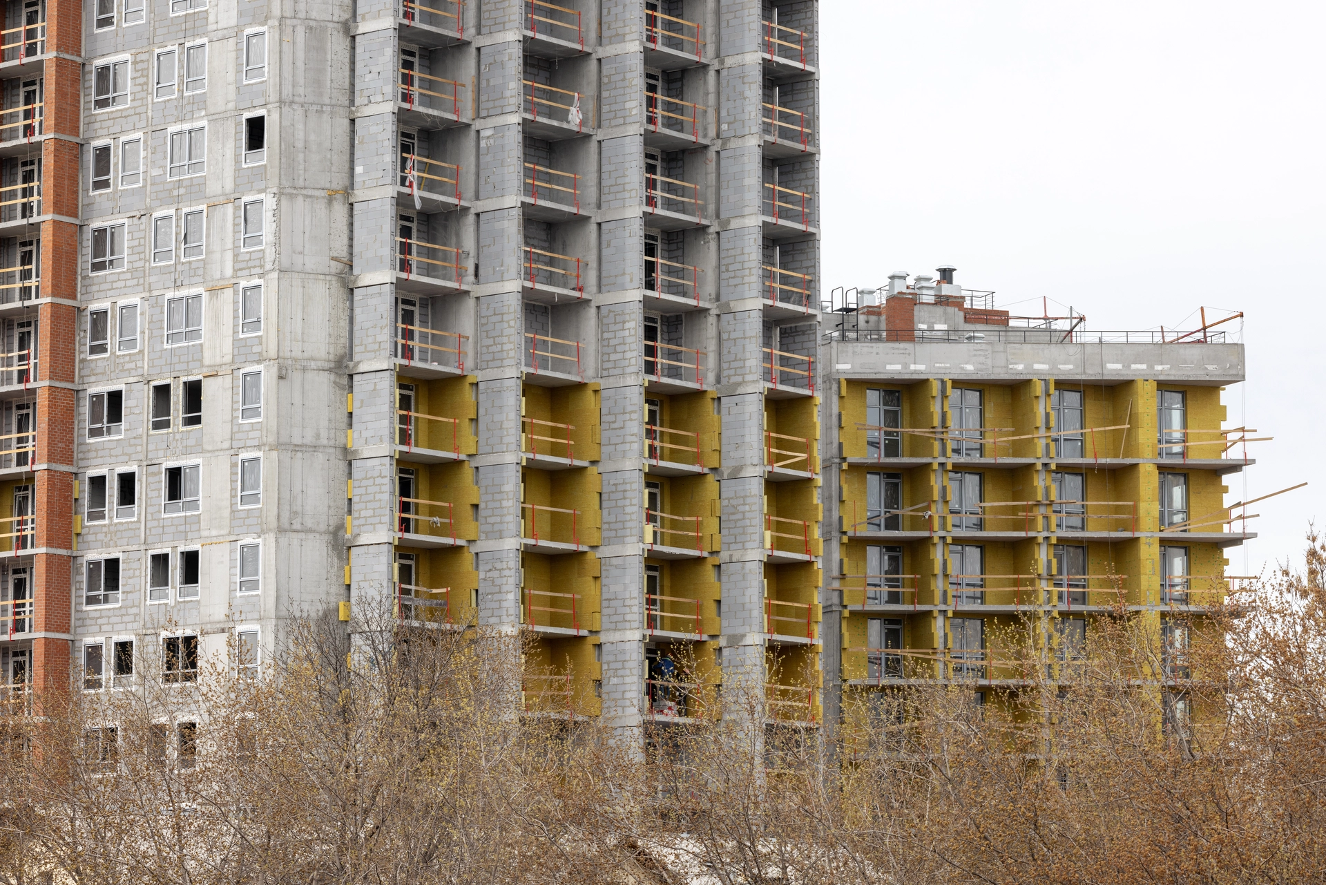 Малевич

1 секция шестого дома

начали утеплять фасад

2 секция шестого дома

начали утеплять фасад
выполняем отделку в квартирах

Стилобат

приступили к кровельным работам

Двор

демонтировали башенный кран

Фотография загружена 15 апреля 2026 года.