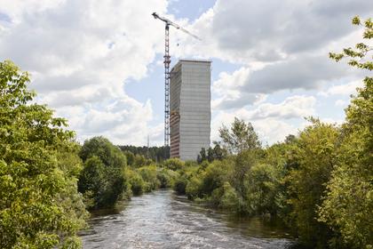Парк Культуры
1 секция первого дома
Завершили монолит 28 этажа
Возводим стены с 2 по 18 этажи
Кладём внутренние перегородки на 4 и 5 этажах
Заканчиваем отделочные работы в подвале
Продолжаем монтировать оборудование в помещении индивидуального теплового пункта
Продолжаем вывод наружных сетей ливневой и напорной канализации
Начали монтаж дренажной сети
Фотография загружена 15 августа 2026 года.