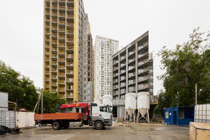 Малевич 

Шестой дом

приступили к монтажу лифтов
заканчиваем работы по установке системы автоматического пожаротушения
монтируем кабель для подсветки фасада

1 секция шестого дома

приступаем к стяжке пола на 3 этаже
штукатурим стены на 8 этаже

2 секция шестого дома

закончили работы по стяжке пола
монтируем радиаторы на 3–5 этажах

Фотография загружена 15 июня 2026 года.