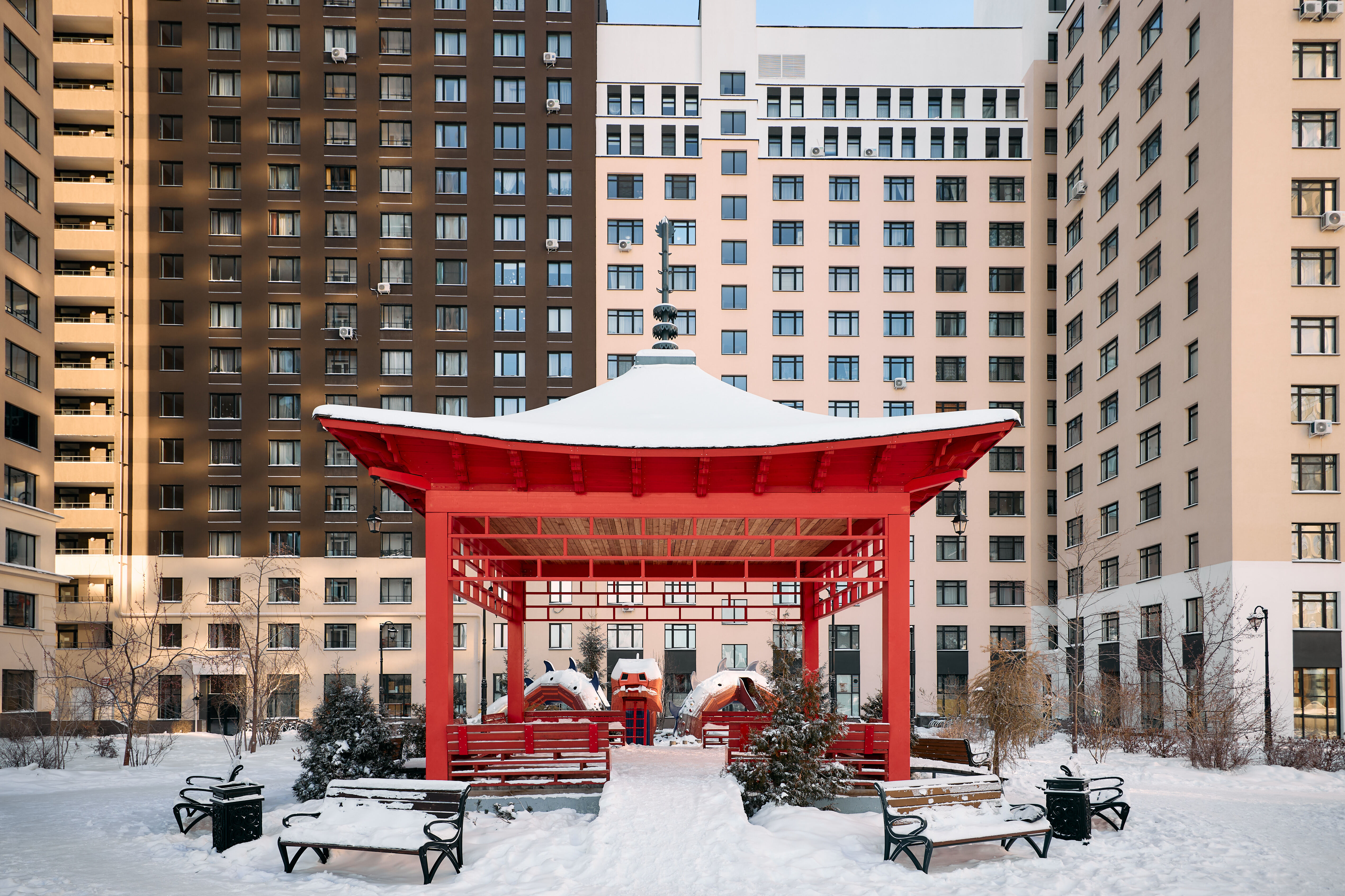 В наших дворах нет машин и случайных людей — только жители.
Пространство продумано так, чтобы каждому было приятно проводить здесь время. Воркаут-площадки и спортивные комплексы, аллеи и скверы для прогулок, уютные беседки и гамаки.